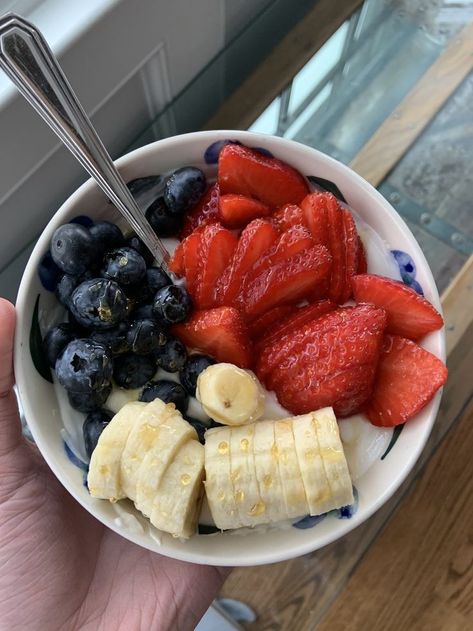 Greek Yogurt And Berries, Yogurt Aestethic, Yogurt Aesthetics, Greek Yogurt With Fruit, Greek Yogurt And Fruit, Yogurt With Fruit, Greek Yogurt Bowl, Yogurt Berries, Yogurt And Fruit