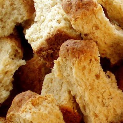 These are a wonderful quick breakfast and are lovely as a snack with a cup of coffee or tea. South African Rusks, Karringmelk Beskuit, Rusks Recipe, Beskuit Resepte, Buttermilk Rusks, Halaal Recipes, Rusk Recipe, South Africa Food, South African Dishes