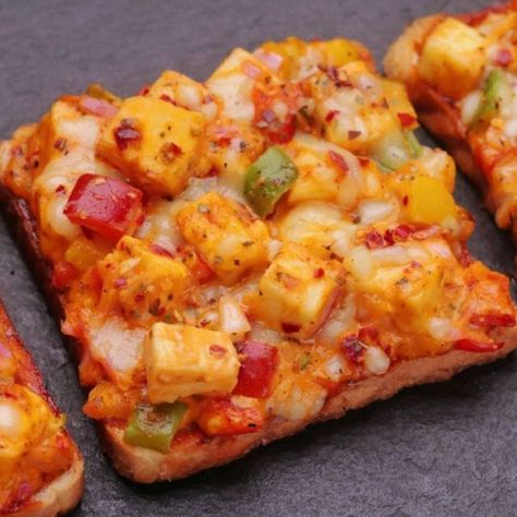 Aarti Madan on Instagram: "Try this delicious bread paneer pizza. It's simple and very easy to make. I am sure you will love it. ❤️ Ingredients Paneer Pizza Topping- 1 cup onions finely chopped ¼ cup capsicum ¼ cup red bell peppers ¼ cup yellow bell peppers 4 tablespoons pizza sauce 4 tablespoons mayonnaise 200g paneer/ cottage cheese 1 teaspoon onion powder 1 teaspoon garlic powder 1 teaspoon red chilli flakes 1 teaspoon oregano or pizza seasoning ½ teaspoon black pepper powder salt to taste Pizza Assembling- 4 bread slices 2 tablespoons butter 4 tablespoons pizza sauce 4 cheese slices 4 tablespoons mozzarella cheese 1 teaspoon chilli flakes 1 teaspoon oregano butter for cooking . . . . . . . . . #sandwichesofinstagram #sandwichporn #vegsandwich #breakfastinspo #breadporn #breadbosse Bread Pizza Recipe Indian, Bread Pizza Recipe, Paneer Pizza, Pizza Seasoning, Paneer Sandwich, Veg Sandwich, Afghan Food Recipes, Onion Pizza, Curry Leaf