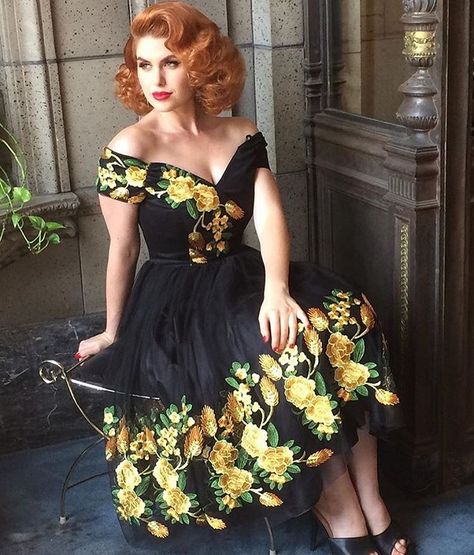 Rock And Roll Dresses, Vintage Outfits Modern, Retro Inspired Hair, Vintage Style Interior, Border Print Dress, Retro Wedding Hair, The Pretty Dress Company, 1950’s Fashion, Hair Inspiration Long