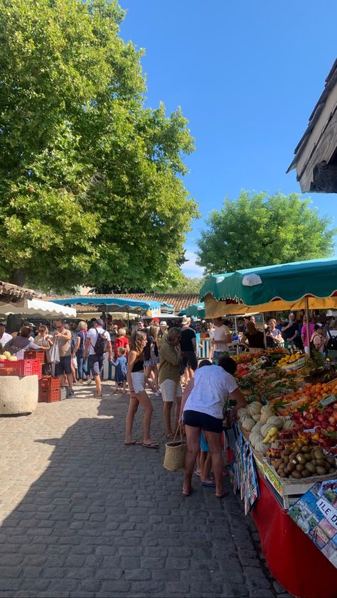 Fresh Market Outfit, European Farmers Market, Outdoor Market Aesthetic, Summer Market Aesthetic, Dc Summer Aesthetic, Summer Farmers Market Aesthetic, Backpacking Europe Aesthetic, Original Farmers Market Los Angeles, Flea Market Aesthetic