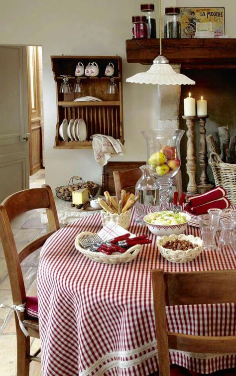 Cosy Home Decor, French Country Rug, French Country Kitchens, Casa Country, Country Dining, Casa Vintage, French Country Kitchen, Cottage Interiors, Country Furniture