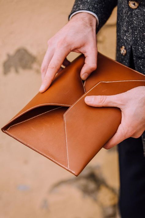 Introducing: The leather envelope folio – Permanent Style Permanent Style, Suit Carrier, Diy Leather Bag, Indoor Photography, Work Accessories, Leather Supplies, Leather Ideas, Leather Envelope, Leather Art