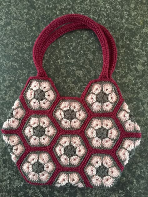 https://youtu.be/5TMrmPinTeA Bag Crochet Ideas, Diy Crochet Tutorial, Hexagon Bag, Granny Square Hexagon, Granny Hexagon, Crochet A Granny Square, Crochet Washcloth Pattern, Crochet Butterfly Pattern, Handbags Design