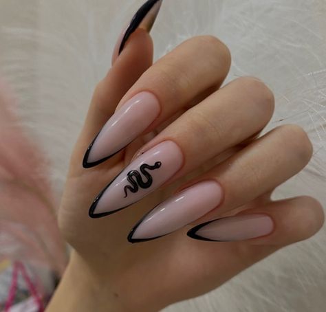 Simple Snake Nails, Black And White Nails Stiletto, Nails Snake Design, Nails With Snake Design, Snake Design Nails, Snake Nails Designs, Nails With Snake, Short Stiletto Nail Art, Simple Stiletto Nails