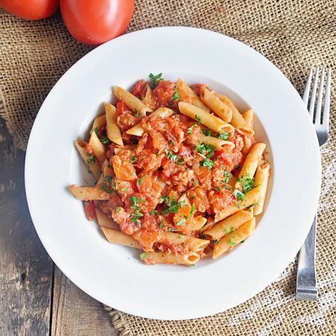 Easy Penne Pasta with Tuna & Tomato Sauce Recipe - Spain on a Fork Pasta With Tuna, Tuna Tomato, Pasta Penne, Tuna Pasta, Tomato Sauce Recipe, Tuna Recipes, Salad With Sweet Potato, Spinach Stuffed Mushrooms, Penne Pasta