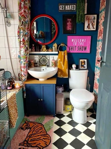 Eclectic Colorful Bathroom, Small Apartment Bathroom Inspiration, Bright Home Exterior Colors, Eclectic Guest Bathroom, Small Bathroom Maximalist, Funky Bathroom Aesthetic, Funky Bathroom Design, Bathroom Decor Eclectic, Bathroom Ideas Dark Blue