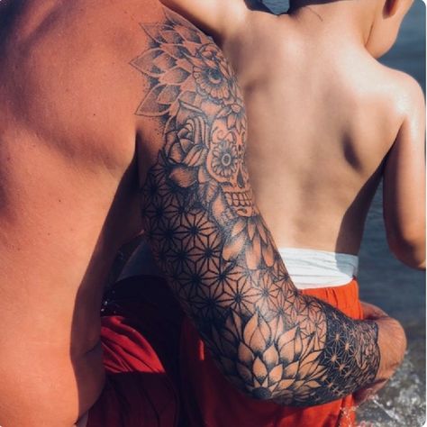 Man Tattoo Ideas Leg, Chest And Arm Tattoo, Tattoo Ideas For Men Sleeve, Flower Tattoo Fine Line, Men Sleeve Tattoo, Drawing Meaningful, Minimalist Tattoo Back, Mandala Tattoo Mann, Butterfly Tattoo Hand