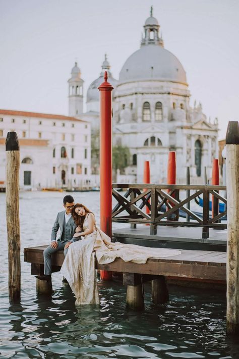 Italy Engagement Photos, Italy Engagement, Venice Boat, Good Morning Romantic, Venice Photography, Destination Wedding Italy, Visit Venice, Romantic Photoshoot, Venice Canals