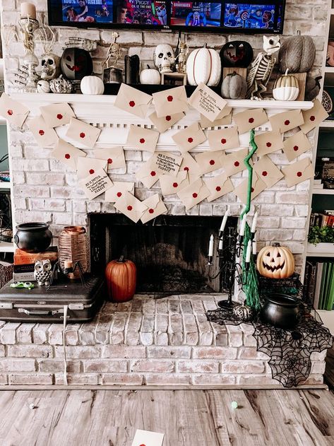 Outdoor Hogwarts Decor, Harry Potter Fireplace, Harry Potter Halloween Decor, Christmas Light Hangers, Candles Fireplace, Harry Potter Halloween Decorations, Harry Potter Candles, Harry Potter Party Decorations, Harry Potter Halloween Party