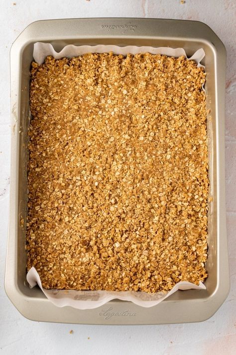 The Kollee Kitchen | Apple Crisp Oat Bars Apple Crisp Bars, Apple Crisp Bars Recipe, Recipe With Oats, Oatmeal Crumble, Apple Sandwich, Cooking Oatmeal, Apple Oatmeal, Cinnamon Oatmeal, Oat Bars