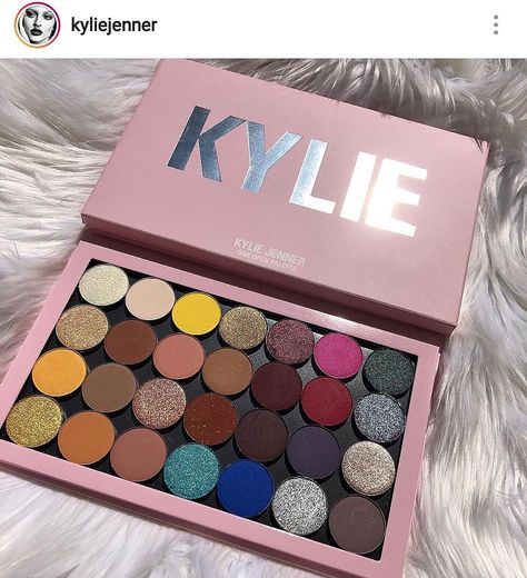 Kylie's - 28 single eyeshadows and magnetic palette. Maquillaje Kylie Jenner, Rosa Make-up, Matte Make Up, Kylie Makeup, Jenner Makeup, Morphe Palette, Makeup Pallets, Kylie Jenner Makeup, Kylie Cosmetic