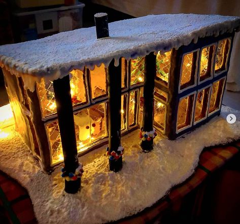 Nyc Gingerbread House, Architecture Gingerbread House, Gingerbread House Modern, Gingerbread House Architecture, Gingerbread Ski Chalet, Modern Gingerbread House, Edible Architecture, Gingerbread City, Gingerbread Mansion