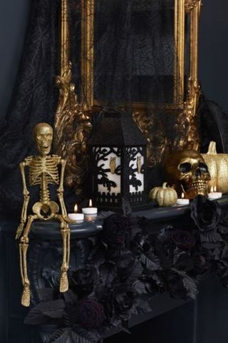 Halloween Hallway, Black And Gold Halloween, Adult Halloween Party Food, Glamorous Halloween, Gold Halloween, Classy Halloween, Halloween Mantle, Casa Halloween, Halloween Party Dinner