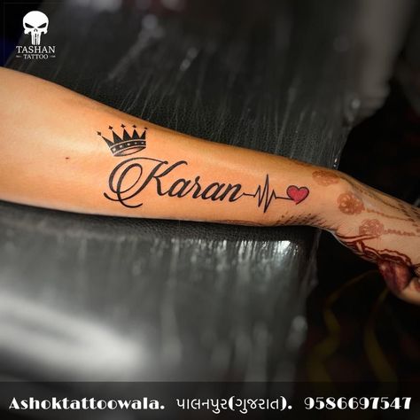 Name Tattoos Designs Style, Gangsta Couple Tattoos, Name Tattoo Designs Style For Women, Tattoo Name Ideas For Men, Name Tattoo For Men, Names Tattoo Ideas For Women, Daughter Name Tattoo, Name Tattoos Designs, Cute Name Tattoos