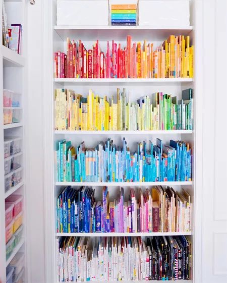 Home Edit Playroom, Rainbow Bookshelf, Rainbow Order, Home Edit, Bookshelf Organization, House Organisation, Apartment Organization, The Home Edit, Organization Inspiration