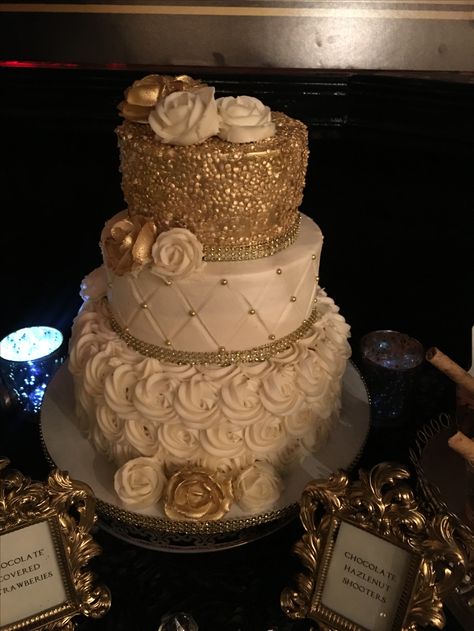 40th Birthday Cake 😍😍😍 Cake Designs Gold And White, 2 Tier Gold Cake, Champagne Quince Cake, Golden Sweet 16 Ideas, Gold Quince Cake, Gold Tier Cake, Glam Cake Birthday For Women, Golden Cake Birthday, Cake For Quince