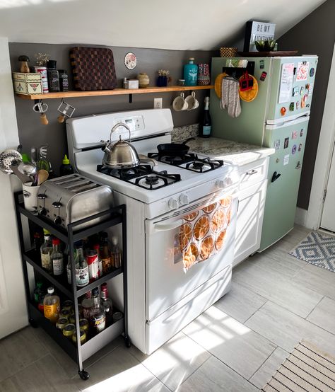 Tiny Studio Apartment Kitchen, Student Kitchen Ideas Small Spaces, Maximalist Small Kitchen, Studio Apartment Kitchenette, No Kitchen Apartment Ideas, Small Dorm Kitchen, Small Maximalist Apartment, Maximalist Small Apartment, Compact Kitchen Design For Small Spaces