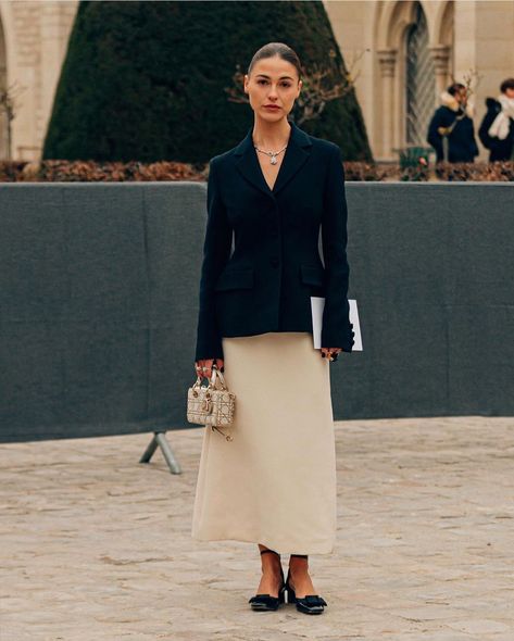 Classy Outfits Blazer, Womens Skirt Suit, Blazer Skirt Outfit Classy, Dior Style Outfit, Dior Skirt Outfit, Dior Outfit Ideas, Blazer And Long Skirt, Skirt And Blazer Outfit, Blazer And Skirt Outfits