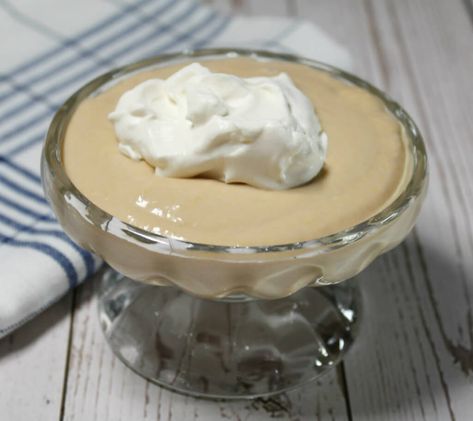 Keto Butterscotch Pudding - Splash of Keto Keto Butterscotch Pudding, Keto Butterscotch, Keto Puddings, Keto Jello, Butterscotch Pie Recipe, Butterscotch Pudding Recipes, Butterscotch Sauce Recipes, Keto Pies, Keto Milkshake