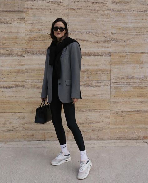 Sporty Office Outfit, Beige Jacket Outfit, Casual Elegant Outfits, Bright Leggings, Sporty Chic Outfits, Five Jeans, Jacket Outfit Women, Sport Chic Style, Trending Ideas