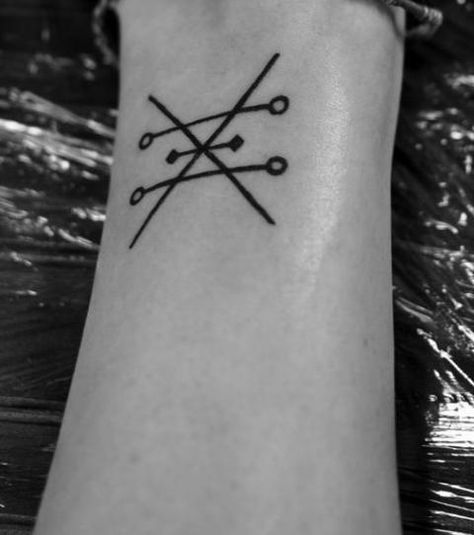 Signification tatouage : 20 symboles de tatouage et leur définition Atheist Tattoo, 20 Tattoo, Tattoo Symbols, Tattoo Meanings, Symbolic Tattoos, Compass Tattoo, Deathly Hallows Tattoo, Tattoos With Meaning, Triangle Tattoo