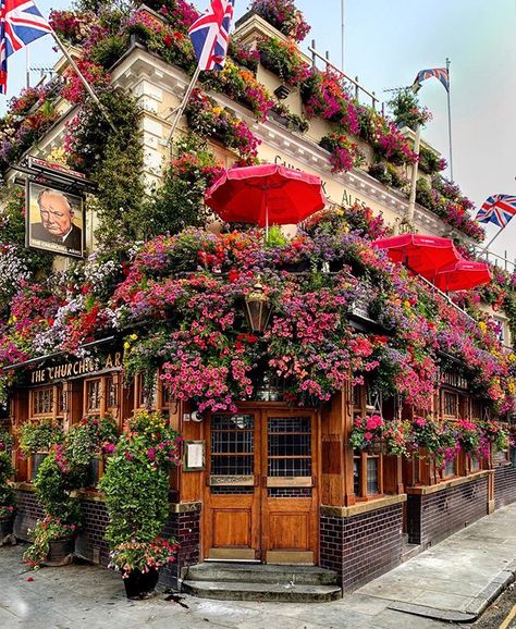 Store Front Windows, Uk Pub, London Bucket List, Pre Wedding Shoot Ideas, British Pub, Cottage Life, Nothing But Flowers, Bella Vista, Winston Churchill