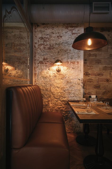 Leather Booths Restaurant, Moody Restaurant Interior, Steakhouse Interior Design, Steakhouse Design Interiors, Steakhouse Restaurant Design, France Interior Design, Steakhouse Interior, Parquet Chevron, Restaurant Booth Seating