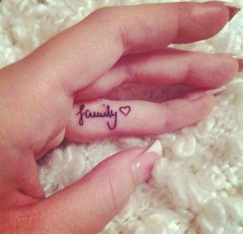 Tiny tattoo on your finger. Inner Finger Tattoo, Wörter Tattoos, One Word Tattoos, Finger Tattoo For Women, Finger Tattoo Designs, Small Girl Tattoos, Tattoos For Daughters, Trendy Tattoos, Foot Tattoos