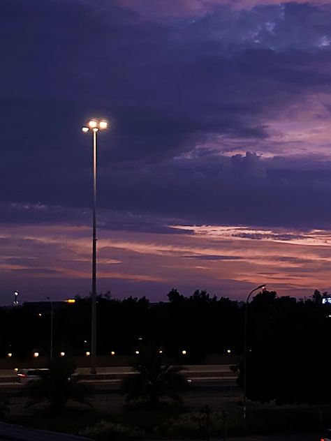 Dark Purple sunset with streetlights and orange sky. DARK PURPLE AESTHEITC Dark Purple Sunset, Nostalgic Scenery, Purple Hour, Wallpaper Clouds, Pjo Dr, Sunset Purple, Purple Sunset, Dark Purple Aesthetic, Purple Girls