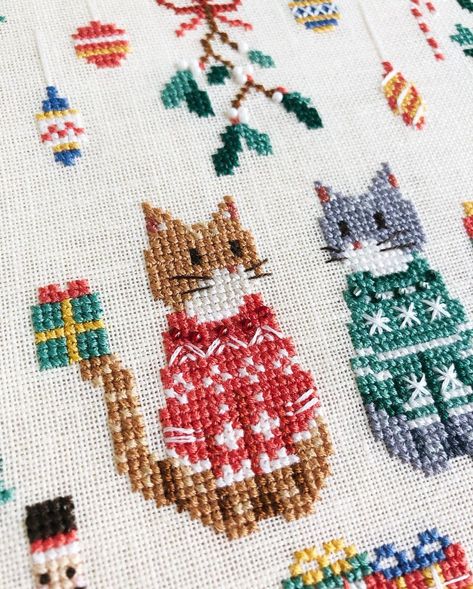 Cross Stitch Stocking, Winter Cross Stitch, Cat Cross Stitch Pattern, Small Cross Stitch, Halloween Cross Stitches, Cross Stitch Finishing, Hand Embroidery Projects, Cat Cross Stitch, Cross Stitch Animals