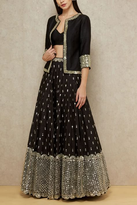 Black And Gold Lehenga, Gold Lehenga, Indian Outfits Lehenga, Lehnga Dress, Lehenga Blouse Designs, Work Lehenga, Choli Designs, Indian Gowns Dresses, Traditional Indian Outfits