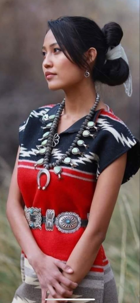 Navajo Women Art, Navajo Hairstyles, Indigenous Photoshoot, Native Woman, Navajo Women, Cultural Beauty, American Indian Girl, People Faces, Native American Warrior