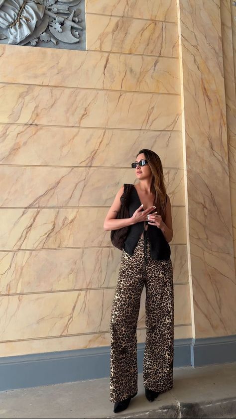 Agnieszka Jelonek | First breakfast !! Finally 🤎 #coffeefirst #theodderside #theoddersidegirl #love #babyblue #leatherjacket #brownleatherjacket #brownhair… | Instagram Fashion Night Outfit, Outfits With Cheetah Print Pants, Leapord Jeans Outfits, Leopard Print Pant, Paris Outfits 2024, Style Cheetah Pants, Night Look Outfits, Leopard Print Outfit Ideas, Cute Spring Outfits Aesthetic