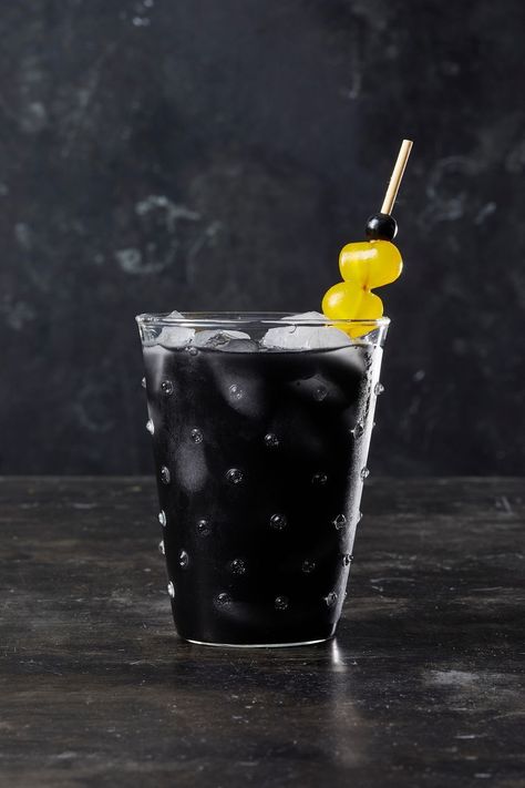 best halloween cocktails - charcoal lemonade Black Lemonade Recipe, Halloween Alcoholic Drinks, Cocktails With Gin, Charcoal Lemonade, Black Lemonade, Aperitif Cocktails, Sour Drink, Halloween Drinks Alcohol, Halloween Cocktail