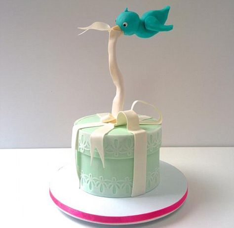 Watch the birdie: A parcel cake and a flying bluebird — thanks to a sugar-coated piece of copper pipe Anti Gravity Cake, Torte Creative, Cake Structure, Gravity Defying Cake, Gravity Cake, Torte Cupcake, Bird Cakes, Crazy Cakes, Novelty Cakes