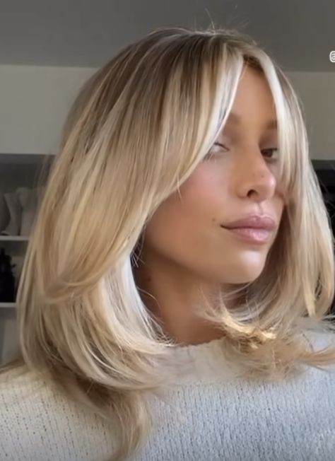 Long Bob Framed Face, Face Framing Curtain Bangs Short Hair With Layers, Mid Length Blonde Hair Styles, Medium Bob Hairstyles Blonde, Balayage Lob With Bangs, Coller Bone Hair Length With Layers, Madison Lecroy Short Hair, Mid Length Blonde Bob, Short Hairstyle Women Volume