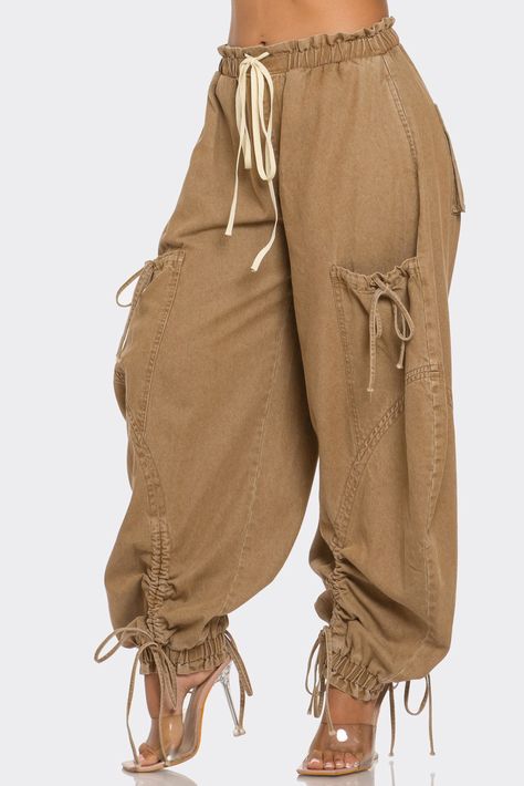 Be Remembered. Prepare to stand out in these Not Your Average Tan Denim Cargo Pants! With a drawstring waist for maximum comfort, multiple deep pockets for all your essentials, and elastic legs that can be adjusted to your desired length, these oversized pants will have others admiring how effortlessly you rock them. Don't settle for average - make a statement with these unique and stylish cargo pants. Also available in denim. Summer Tips, Jeans Overall, Denim Cargo Pants, Baggy Style, Denim Cargo, Trendy Streetwear, Jeans Cargo, Denim Chic, Denim Outerwear