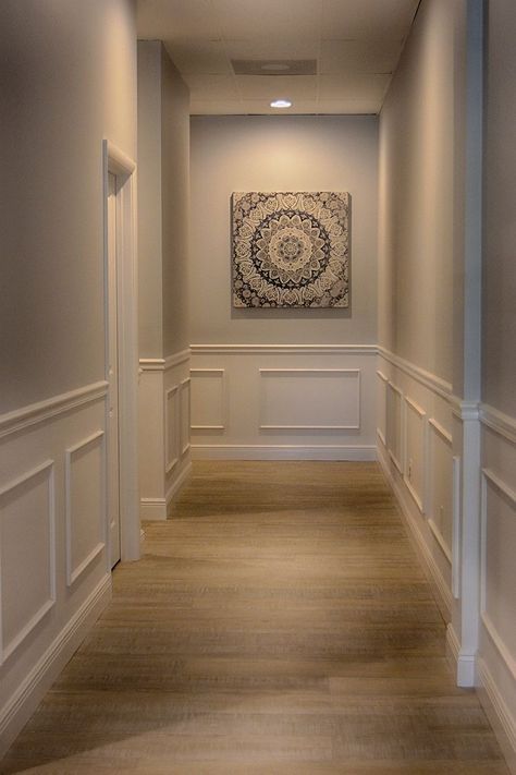 Waincosting Design, Lambriseringen Gang, Wainscoting Styles, Hallway Designs, Hall Decor, Living Room Design Decor, Modern Bedroom Decor, Home Entrance Decor, Design Del Prodotto