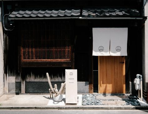 Design Travel: Artful Hotels in Tokyo and Kyoto Muji Hotel, Pod Hotels, Kyoto Art, Nijo Castle, Indoor Balcony, Western Rooms, Hotel Safe, Best Boutique Hotels, Tokyo Hotels