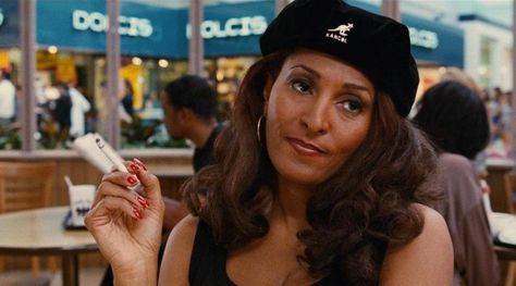 The bon­net Kan­gol black Jack­ie Brown (Pam Gri­er) in Jack­ie Brown 1997 Kangol Hats Women Outfit, Hats Women Outfit, Pam Grier Jackie Brown, Kangol Hat, Carolina Do Norte, Pam Grier, Kangol Hats, Jackie Brown, Foxy Brown