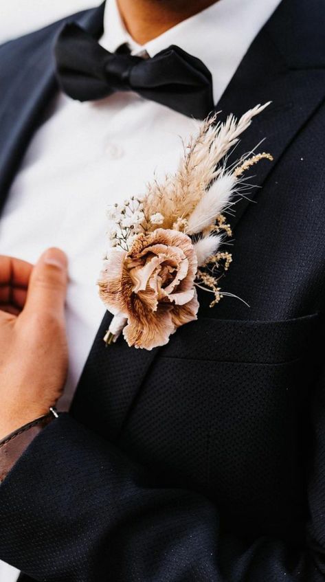 Boutonnieres Wedding Boho, Tan Corsage And Boutonniere, Boutonniere Wedding Boho, Pampas Grass Boutineer, Bootinterieur Wedding Boho, Boho Corsage And Boutonniere, Boho Corsage Prom, Boho Boutineer Ideas, Bottoniere Wedding