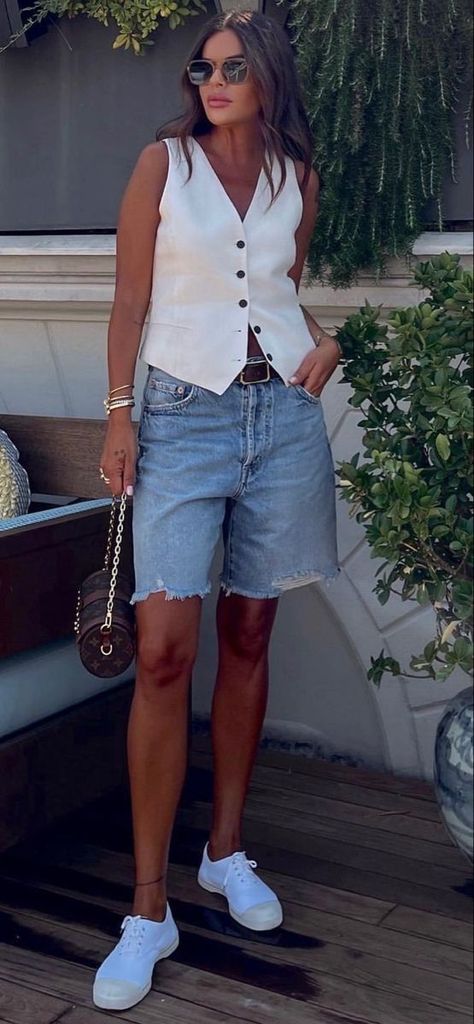 Denim Short Street Style, Weekend Outfits For Women Summer 2023, Shorts And Vest Outfit Summer, Street Style Summer Outfits Inspiration 2023, Summer Street Style 2024 Women, 2024 Summer Street Style, Summer 2023 Fashion Trends Street Style, Denim Bermuda Shorts Outfit Street Style, Outfit Verano 2020