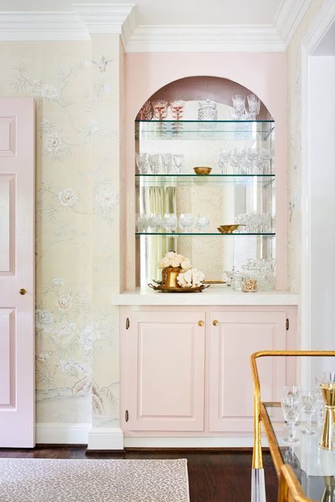 Chinoiserie Wallpaper Dining Room, Pink Dining Rooms, Antebellum Home, Glam Pad, Classic White Kitchen, English Country Style, Timeless Interiors, English Country House, Wood Countertops