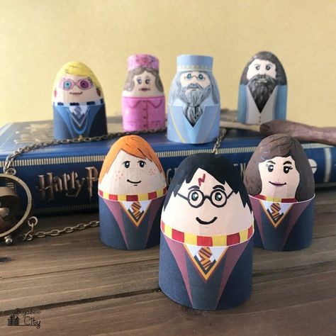 Harry Potter Easter Eggs, Cool Easter Eggs, Art Harry Potter, Easter Egg Holder, Harry Potter Printables, Egg Holders, Festa Harry Potter, Easter Printables Free, Easter Bonnet