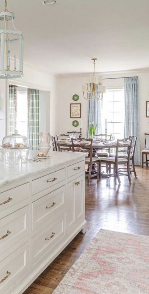 Grandmillennial Kitchen, Traditional Breakfast Nook, Grand Millennial Kitchen, Grandmillenial Kitchen, Southern Kitchen Design, Chinoiserie Chic Kitchen, Southern Charm Kitchen, Southern Style Homes Interior, Southern Living Rooms