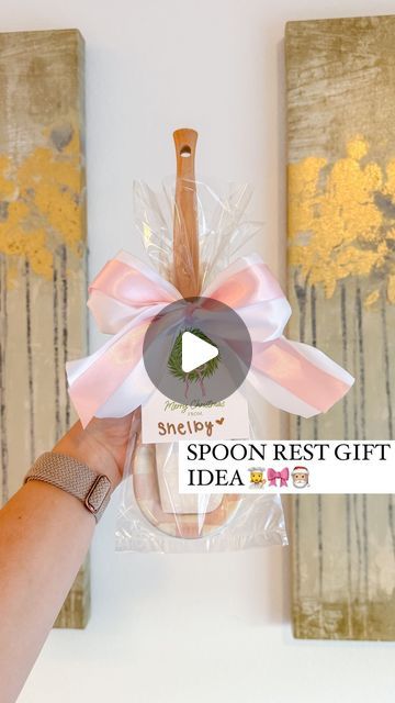 Shelby Parks on Instagram: "How to turn a spatula into a gift idea! ✨

This gift idea would be so cute for any Christmas bakers in your life 

Or you can use a different gift tag and turn this into a birthday gift, hostess gift etc 

Save for a unique gift idea this holiday season 

*Comment PINKMAS for everything I used sent to your inbox 💌

#pinkmas #christmasgifts #christmasgift #giftideasforher #baker #christmasbaking #diygifts #diygift" Spatula Gift Ideas Christmas, Spatula Gift, Christmas Hostess Gifts, Gifts For A Baker, Christmas Board, Wrapping Gifts, Cloth Napkin, How To Turn, Christmas Baking