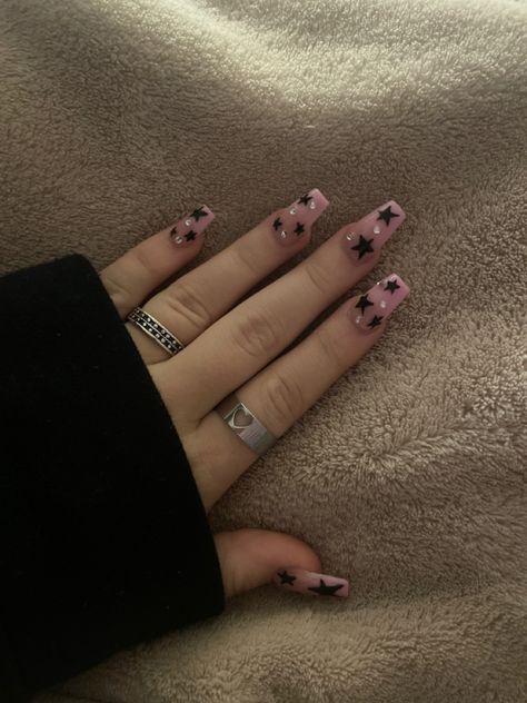 Grunge Nail Ideas Coffin, Pink Nails Black Stars, Y2k Nails Acrylic Short Black, Y2k Nails Short Pink, Sirius Black Nails, Black And Pink Star Nails, Pink Rockstar Nails, Pink And Black Star Nails, Pink Emo Nails