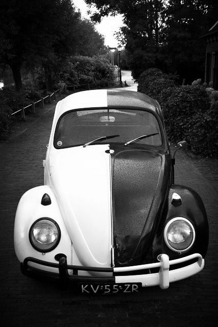 Black and white Volkswagen. This would be cool to drive. Vw Sedan, Auto Retro, Vw Vintage, Vw Bugs, Vw Porsche, Volkswagen Tiguan, Vw T1, White Car, Vw Cars