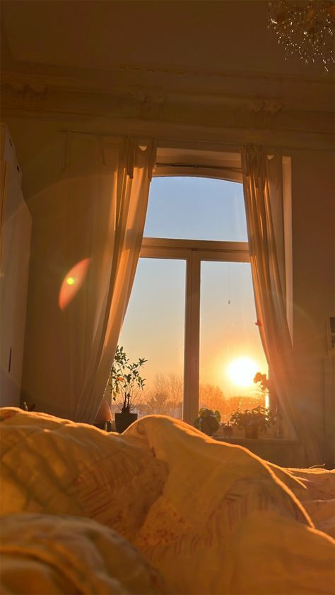 Early Morning Sunlight, Sunrise Wake Up, Cosy Morning Aesthetic, Winter Sunrise Aesthetic, Morning Light Aesthetic, Morning Aesthetic Sunrise, Bedroom Sunrise, Sunrise Bedroom, Morning Sunrise Aesthetic